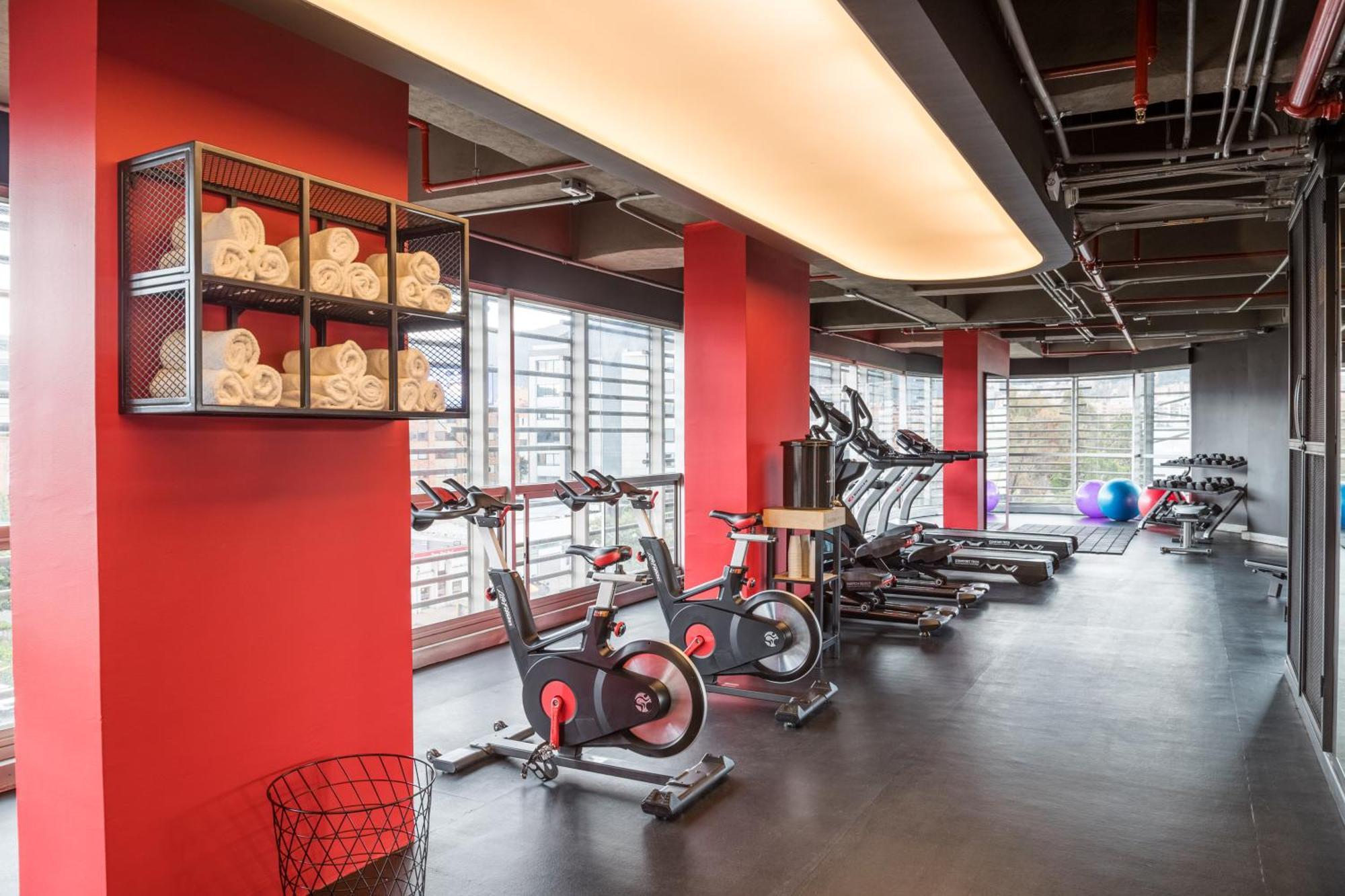 Sonesta Hotel Богота Экстерьер фото The gym at the hotel