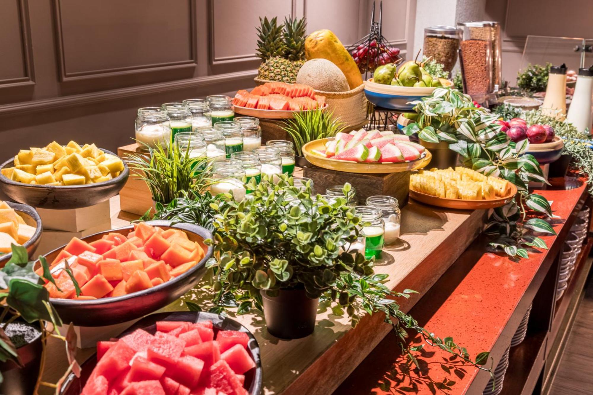 Sonesta Hotel Богота Экстерьер фото A fruit salad bar
