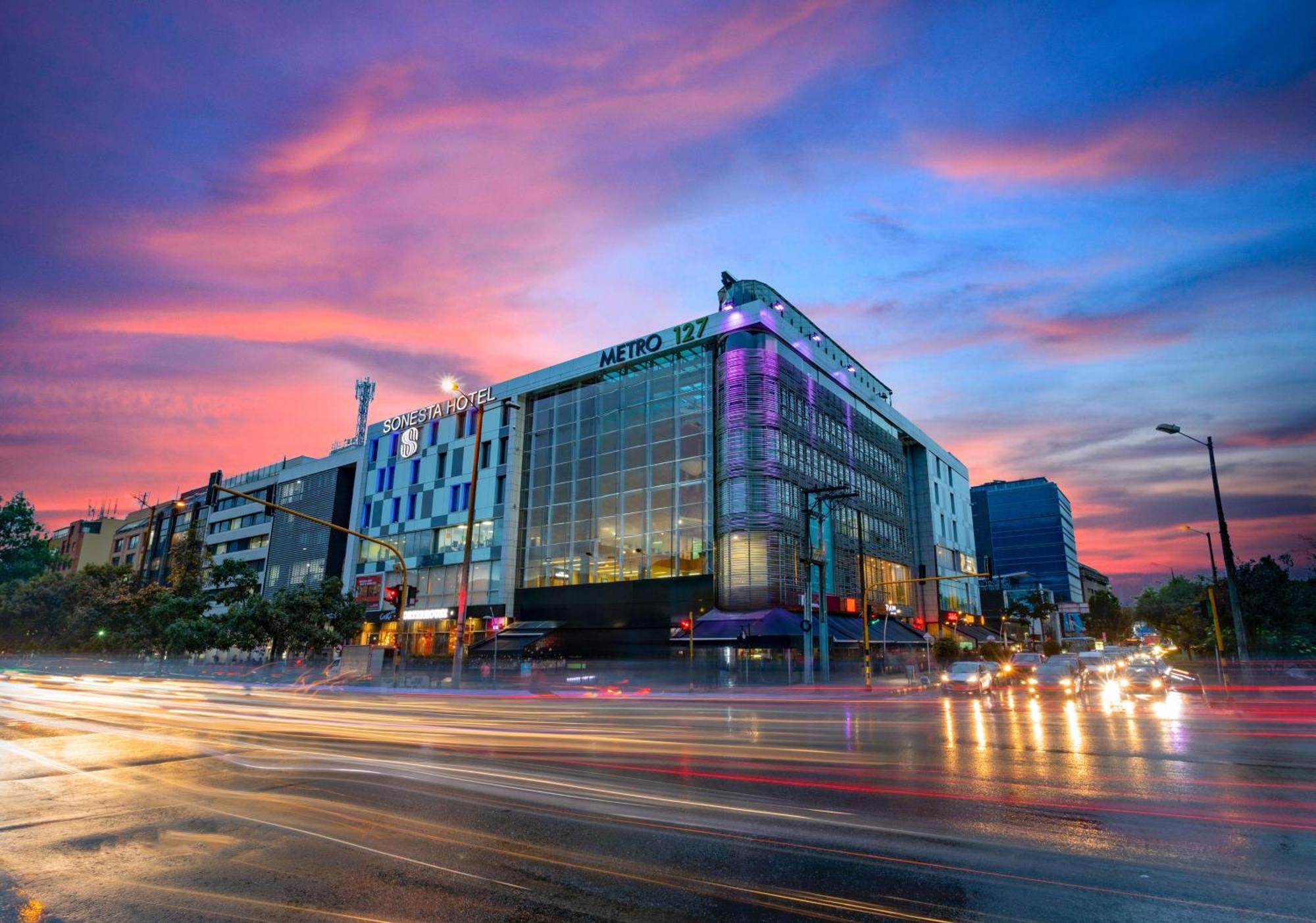 Sonesta Hotel Богота Экстерьер фото The shopping mall at night